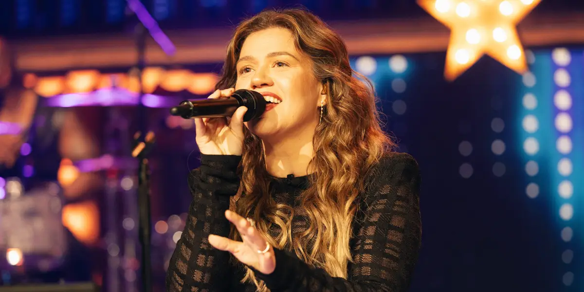 All of the best memes about the Kelly Clarkson drama over a fake bird