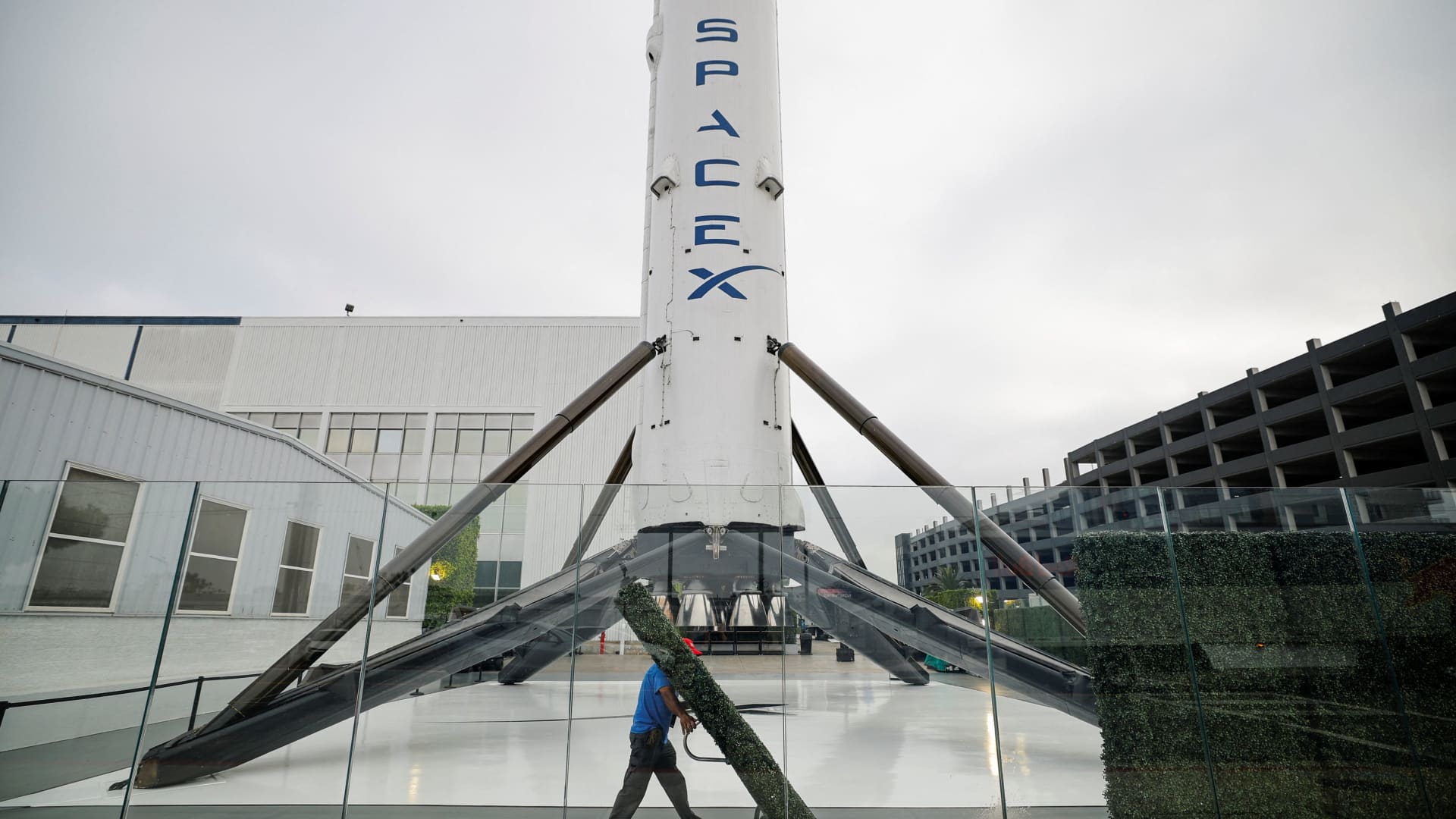 SpaceX deal to acquire spectrum license hammers shares of AT&T, Verizon and T-Mobile