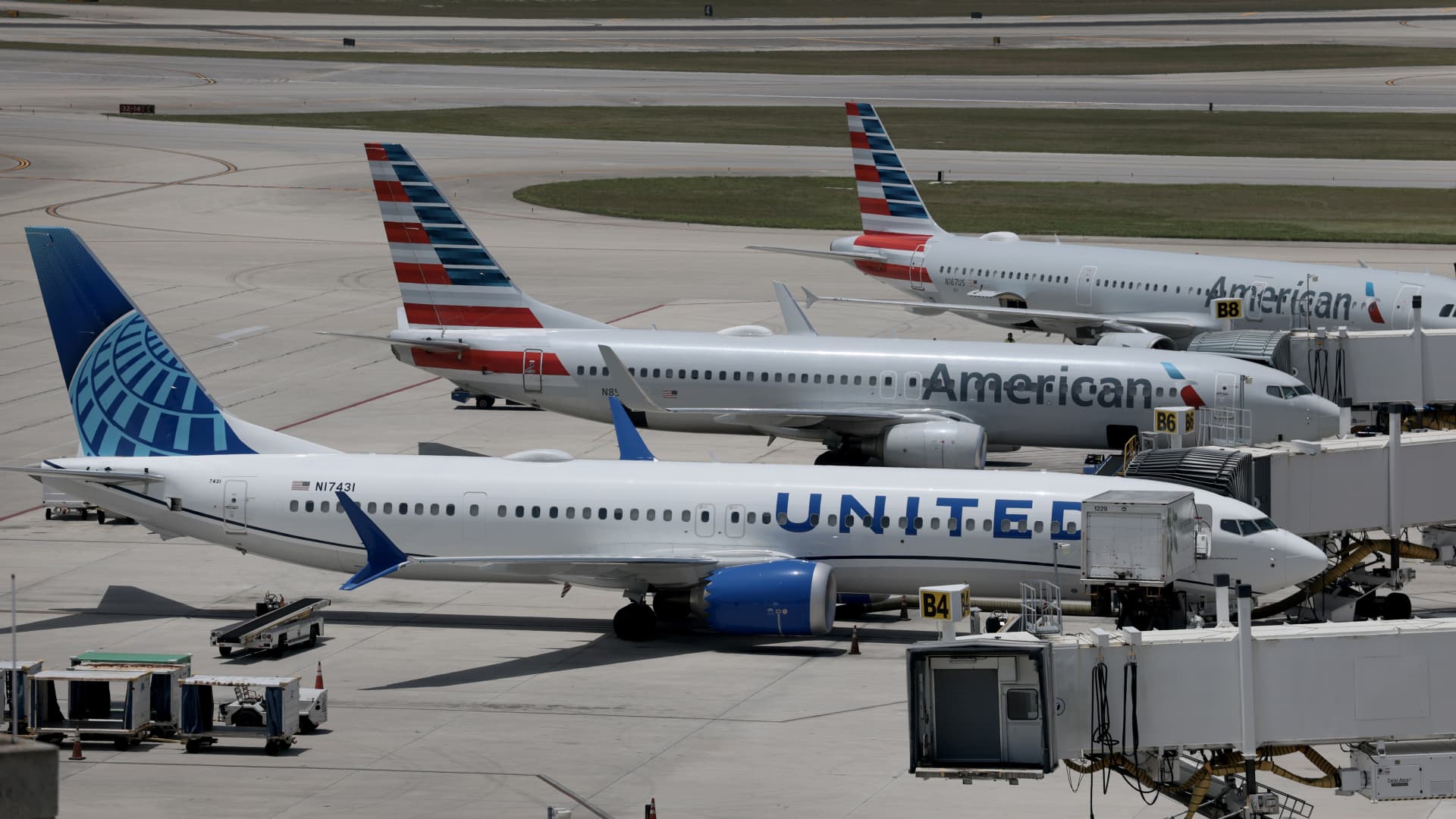 United Airlines gets aggressive in battle for top Delta, American flyers