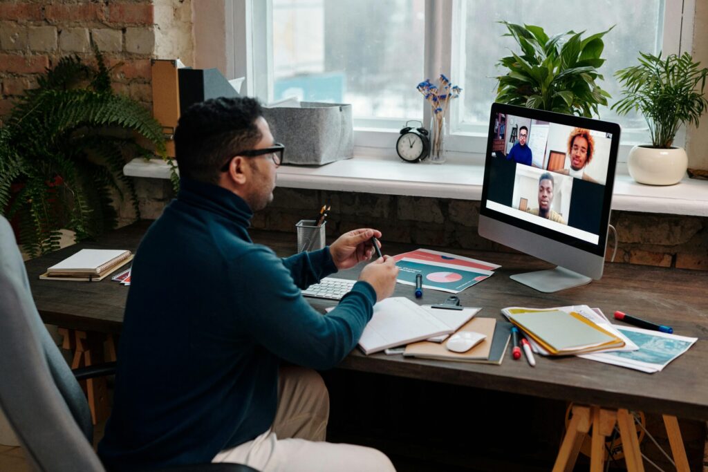 Best Ways to Transcribe Zoom, Teams, Slack, Discord & Twitch Meetings to Text (Real-Time & Recorded)