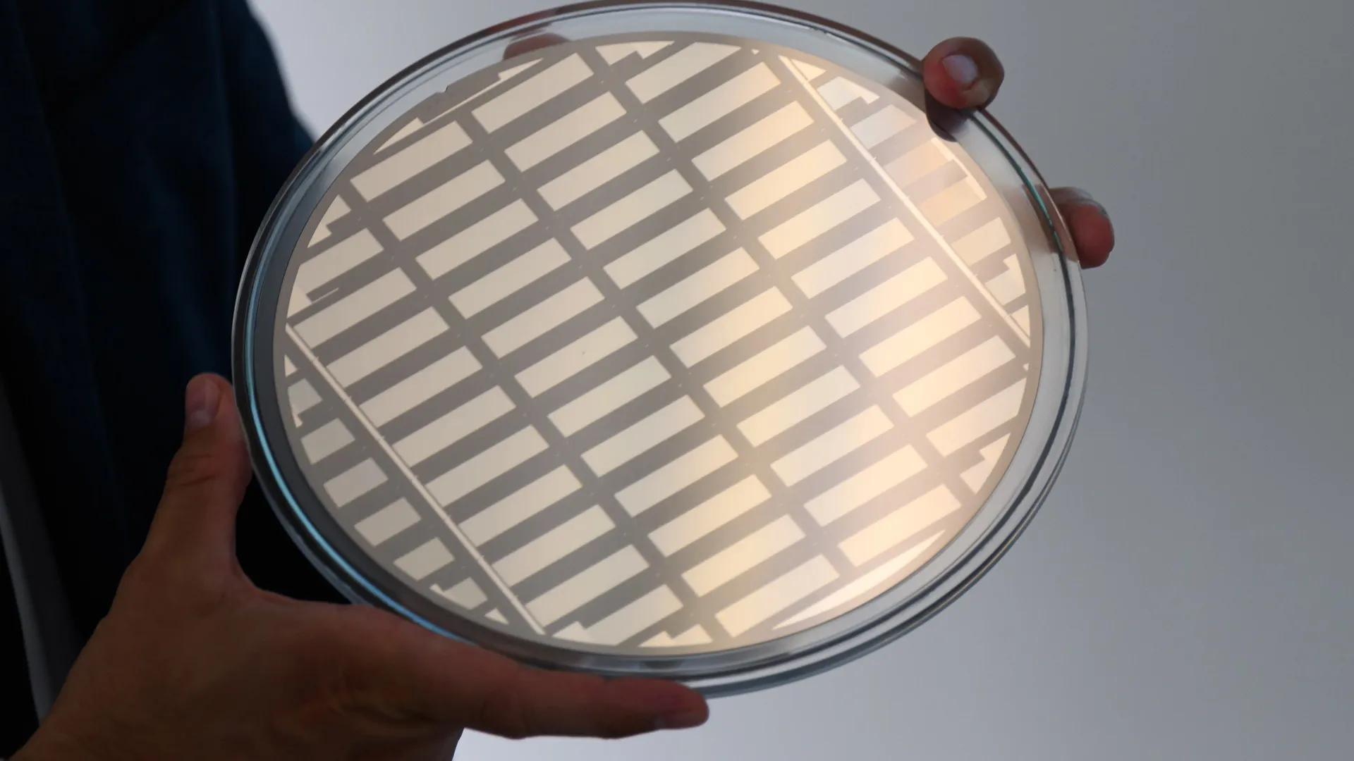 Light-based processor aims to tackle power, bandwidth limits of electronic GPUs
