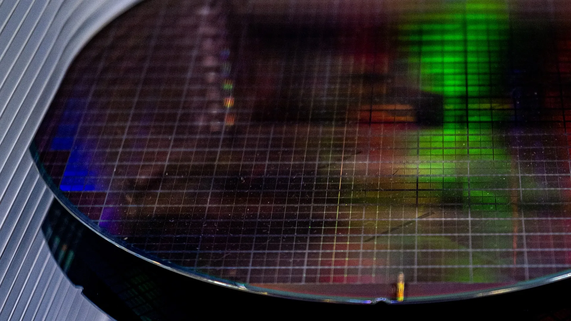 US scientists find 7-volt switch can strain sapphire thousands of times its depth