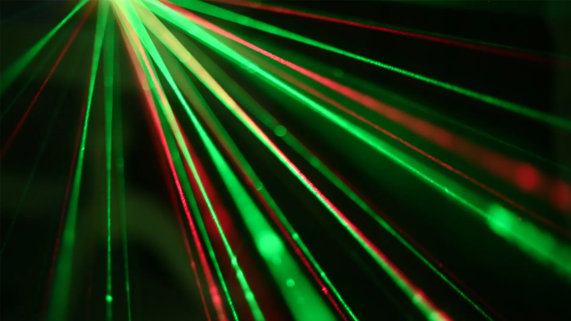 Record-shattering X-ray pulses focus into spot 100,000 times smaller than a hair
