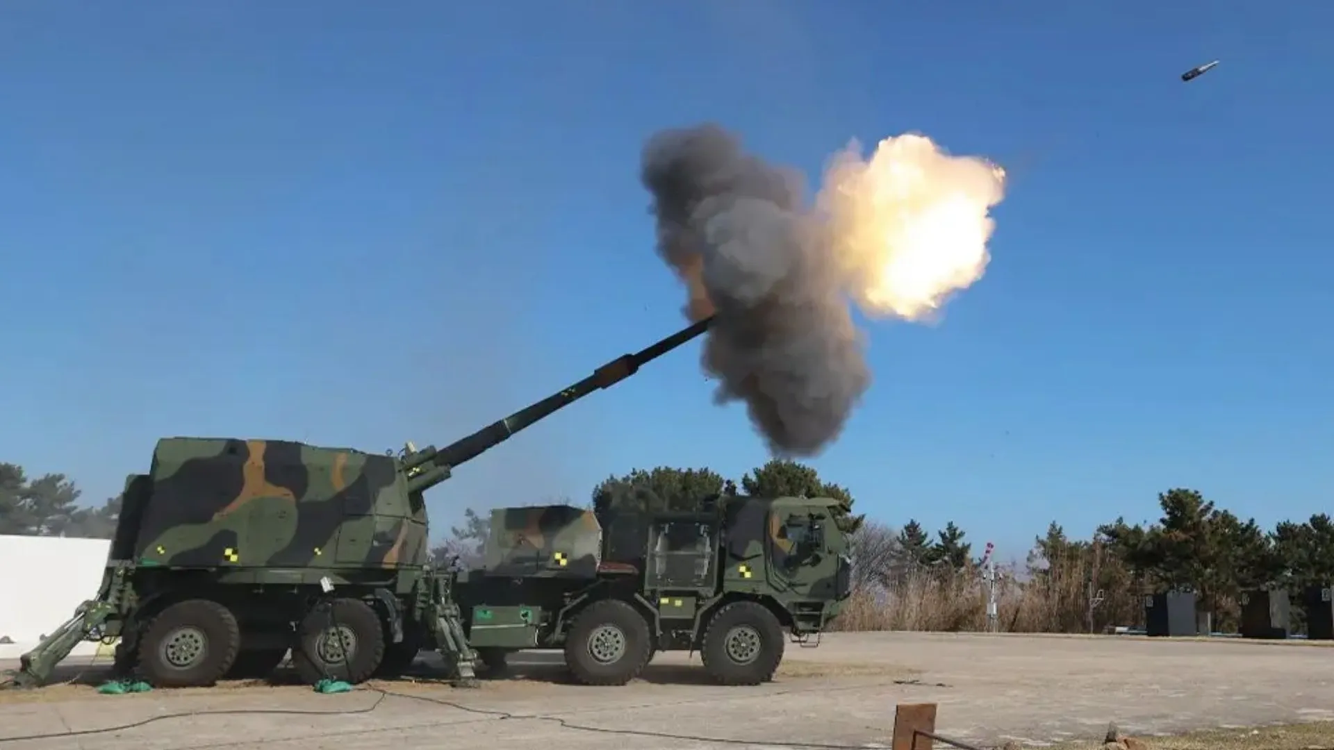 Hanwha’s new artillery system combines 155 mm firepower with wheeled mobility