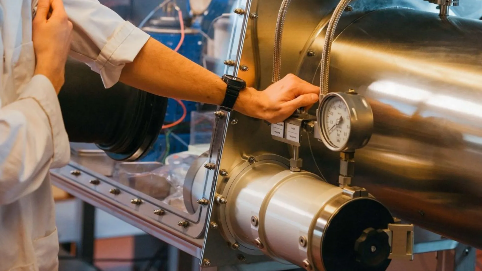 Advanced nuclear reactor design uses swappable cores to beat liquid salt degradation