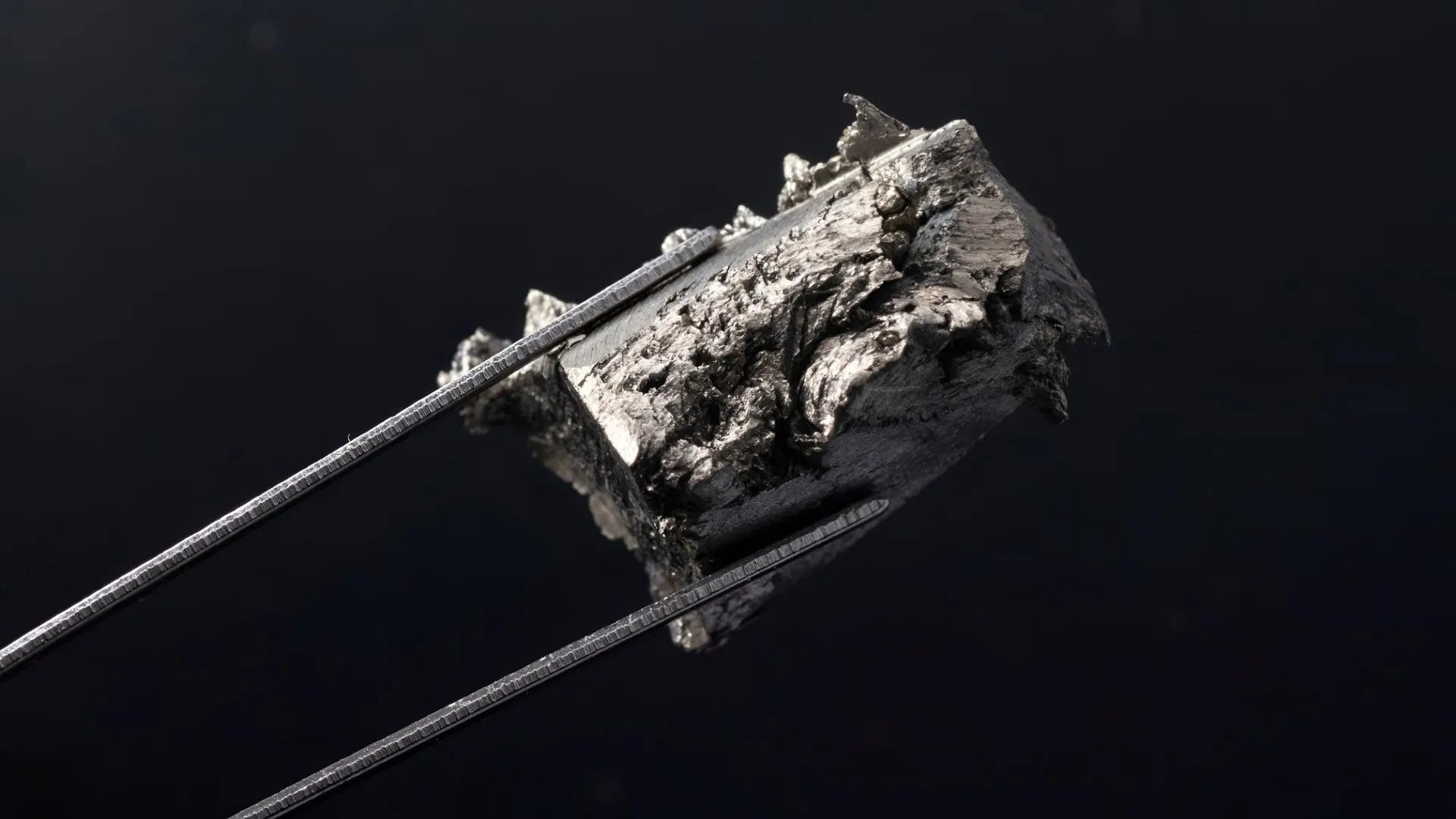 Scientists find rare-earth compound with liquid crystal-like magnetic state