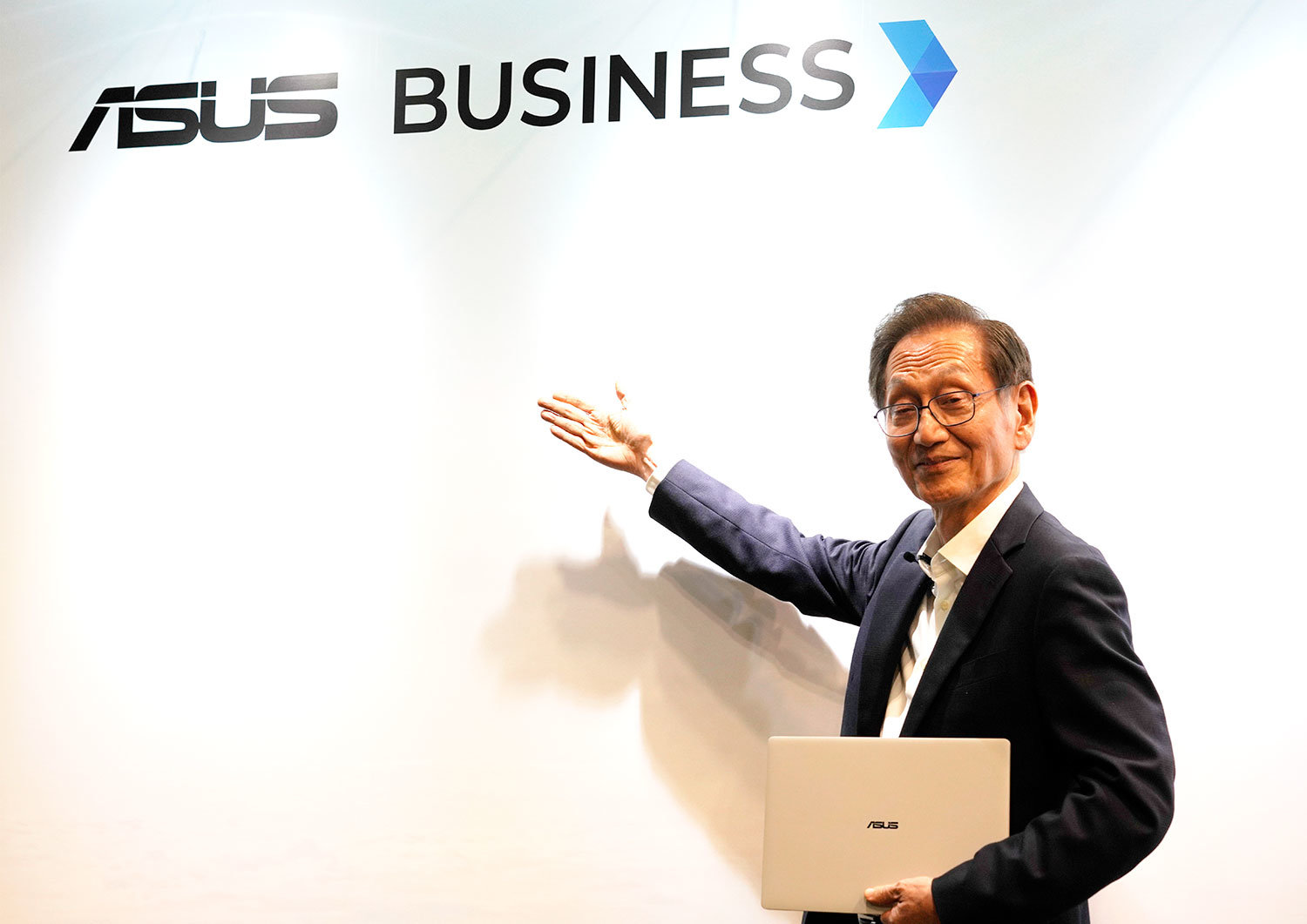 マザーボードから総合AI企業へ──ASUS ジョニー・シー会長が語る35年の軌跡、「All in on AI」のビジョンと日本市場での勝算