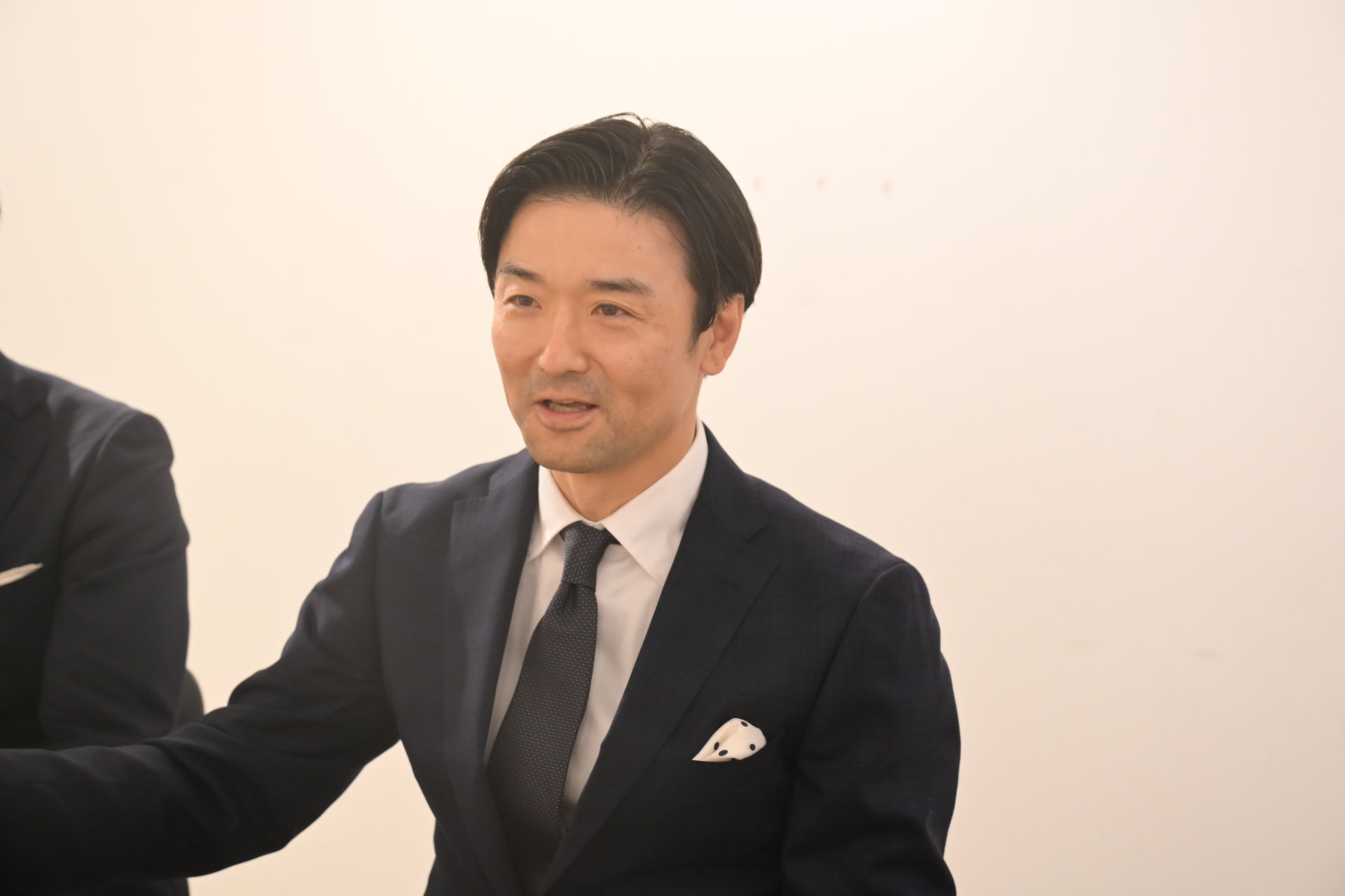 なぜ快活CLUBの客がスーツを買う? AOKIHDが業界首位に躍り出た「4500万人データ」と多角化の秘密