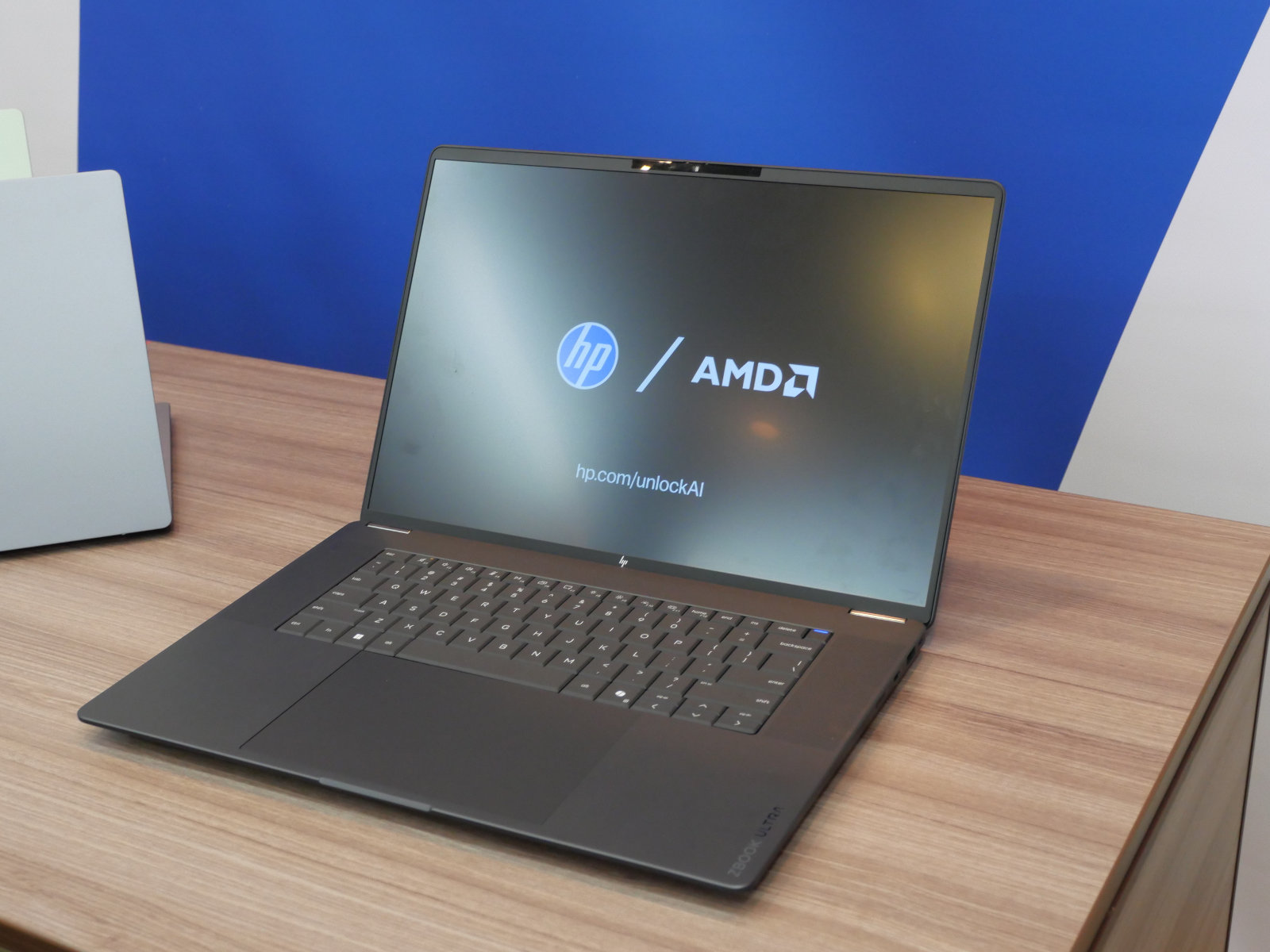 約1.9kgで3000億パラメーターのLLMをローカル実行、日本HPの最新モバイルWS