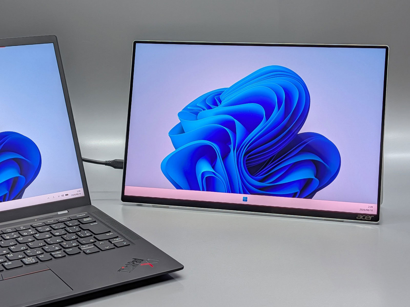 約581gの軽さで美しい画面を持ち歩く! 日本エイサーの有機EL搭載14型モバイルディスプレイ「PE140Wsmiuux」を試す