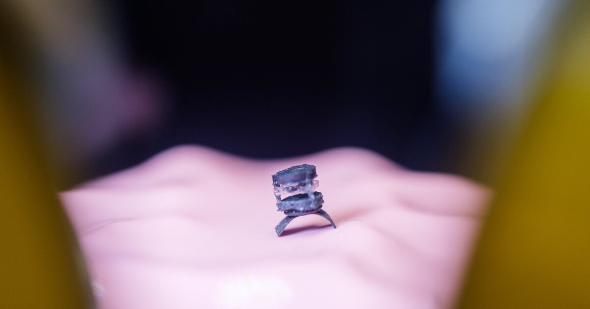 Swiss Army knife-like surgical robot fits on your fingertip