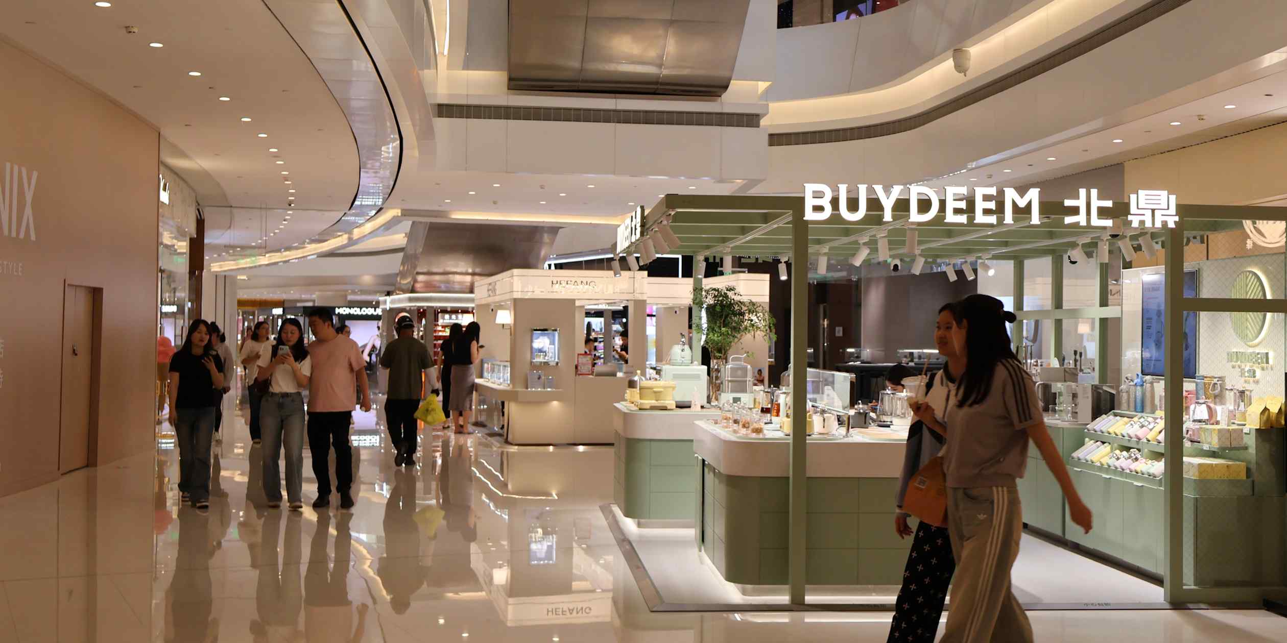 China's luxury malls rise above retail gloom with expansion drives