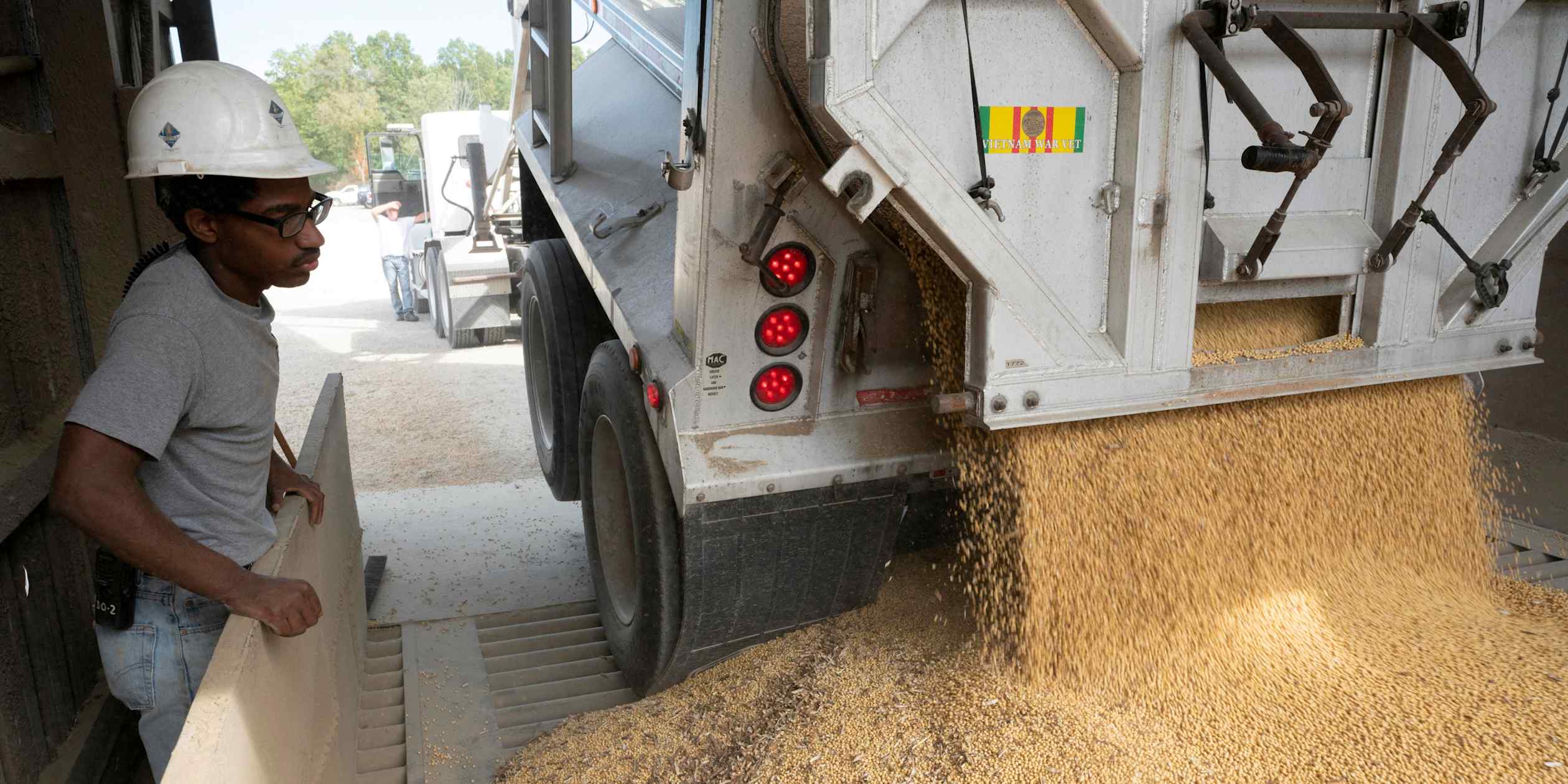 Soybeans slump on dimming hope of Chinese tariff cuts