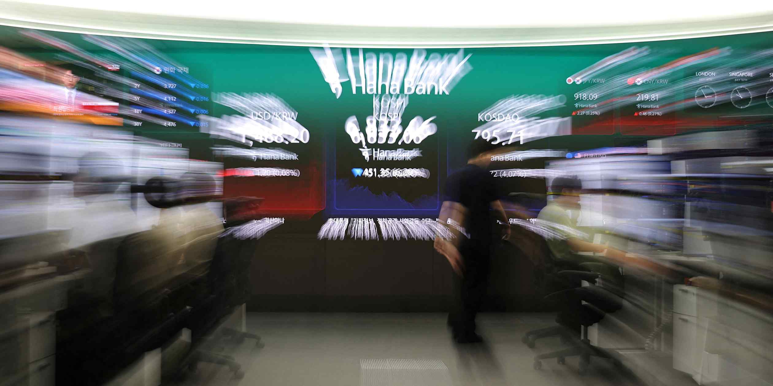 Asian tech shares plunge after Chinese chipmaker reports key advance