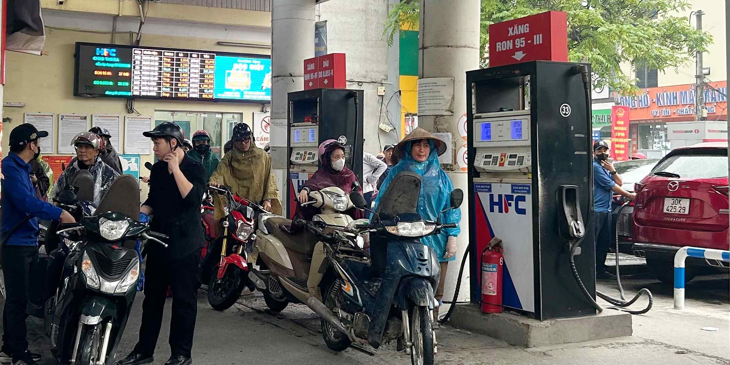Vietnam extends fuel tax breaks as energy supply disruptions drag on