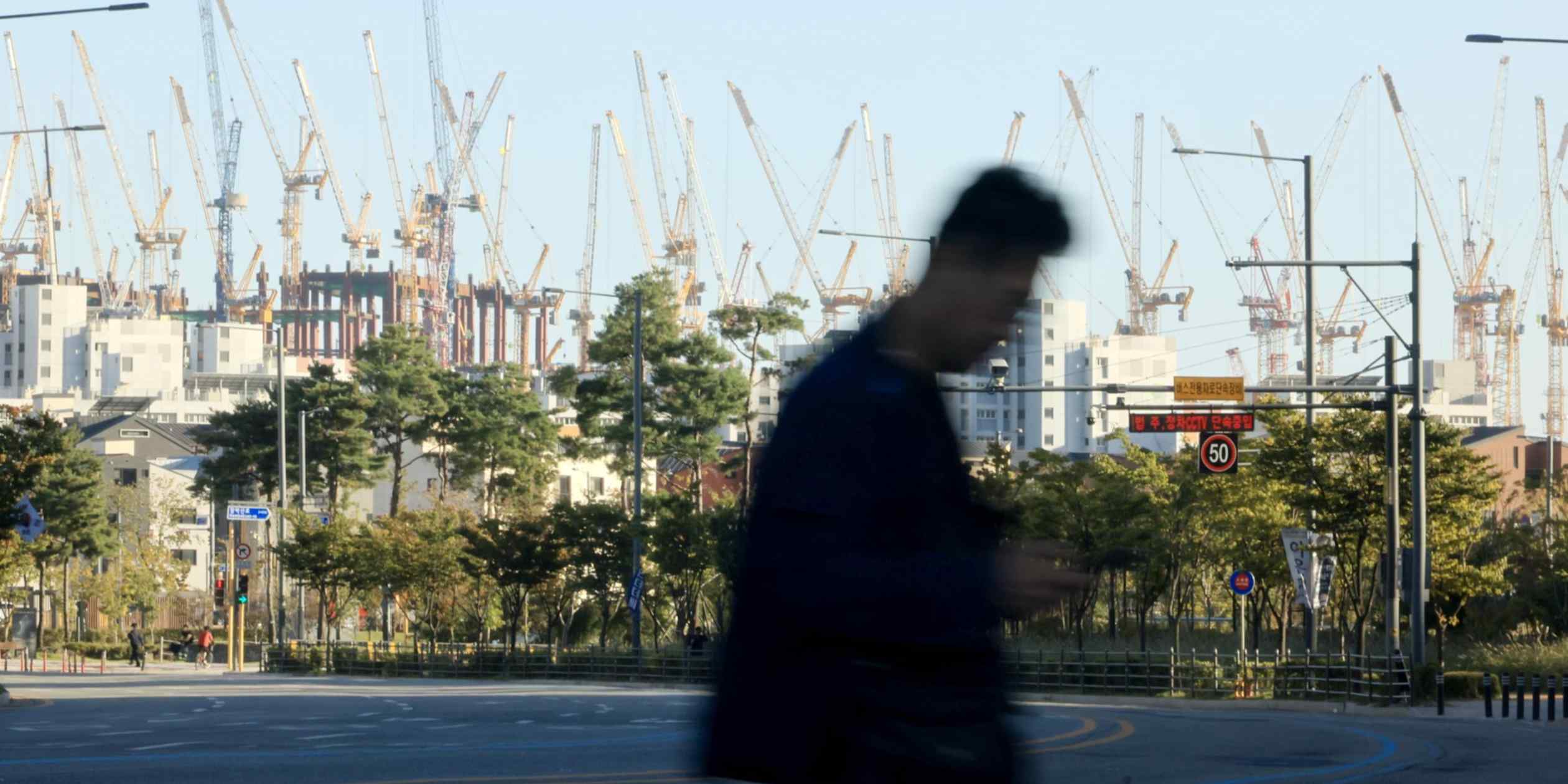 Samsung, SK Hynix record earnings fuel South Korea spending on AI, youth