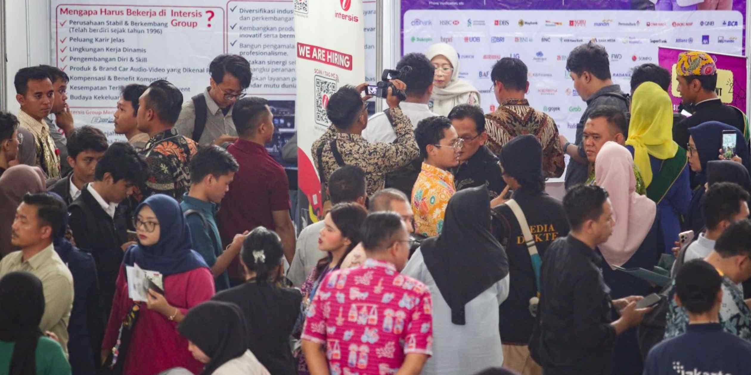 Indonesian business doldrums leave a million university graduates jobless