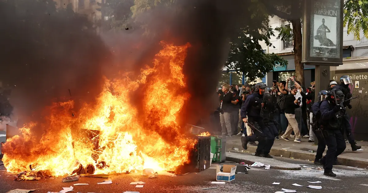 French budget crisis worsens amid student protests