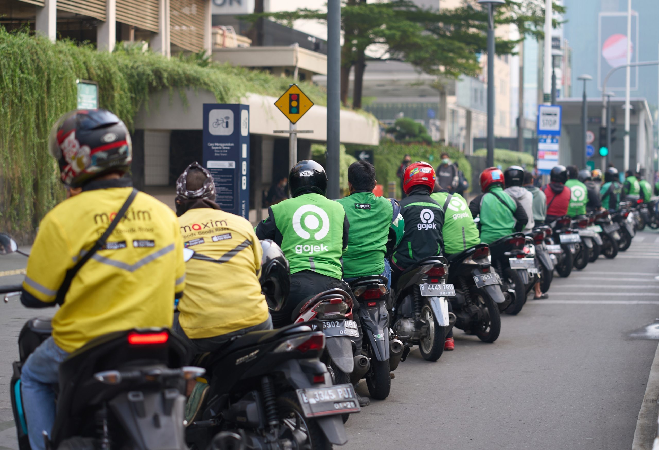 Indonesia caps ride-hailing commissions at 8% under new rule