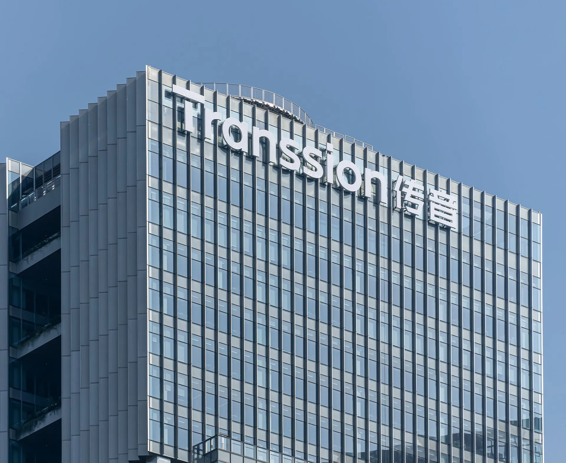 Smartphone maker Transsion completes Hong Kong listing, raising about HKD 3.06 billion
