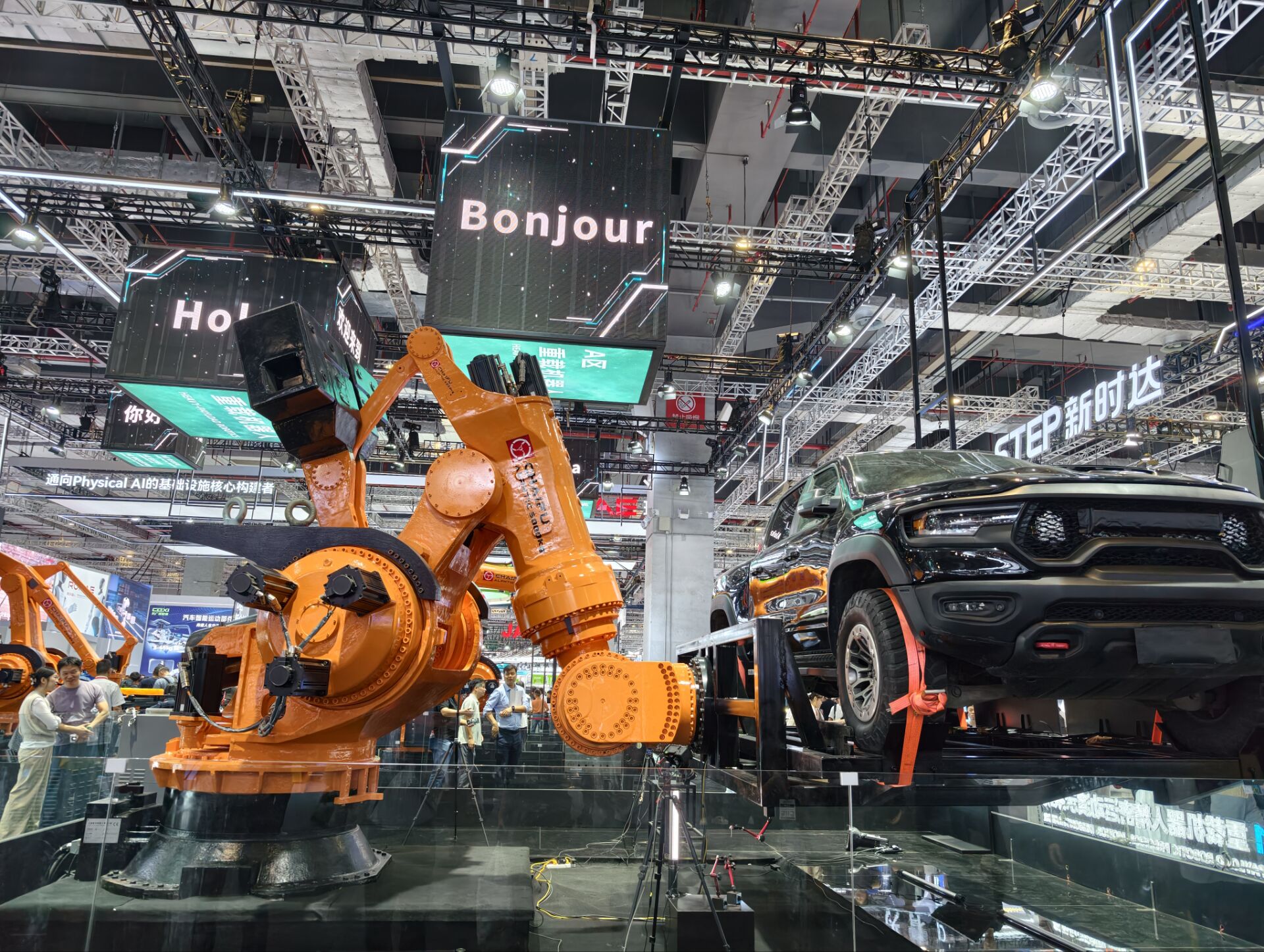 China’s five-ton-payload robot debuts at Shanghai’s CIIF, but real-world performance is what counts