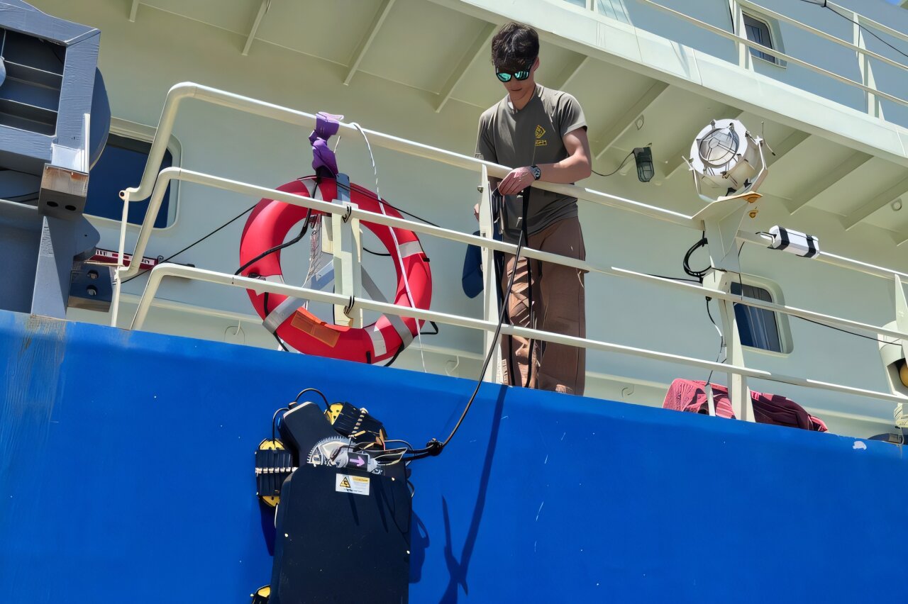 Cleaning a giant ship: Roomba-like robots walk on magnetic feet to scrub giant ships