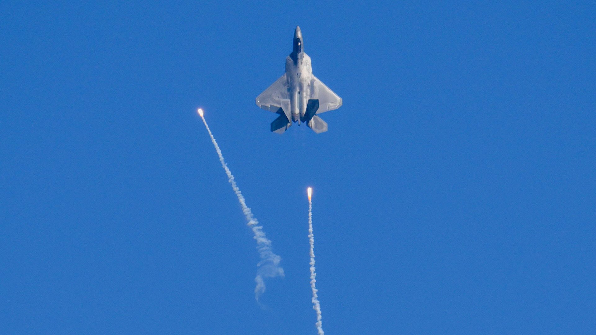 F-22 Raptor pilot successfully demonstrates command of 'wingman' fighter drone in simulated combat