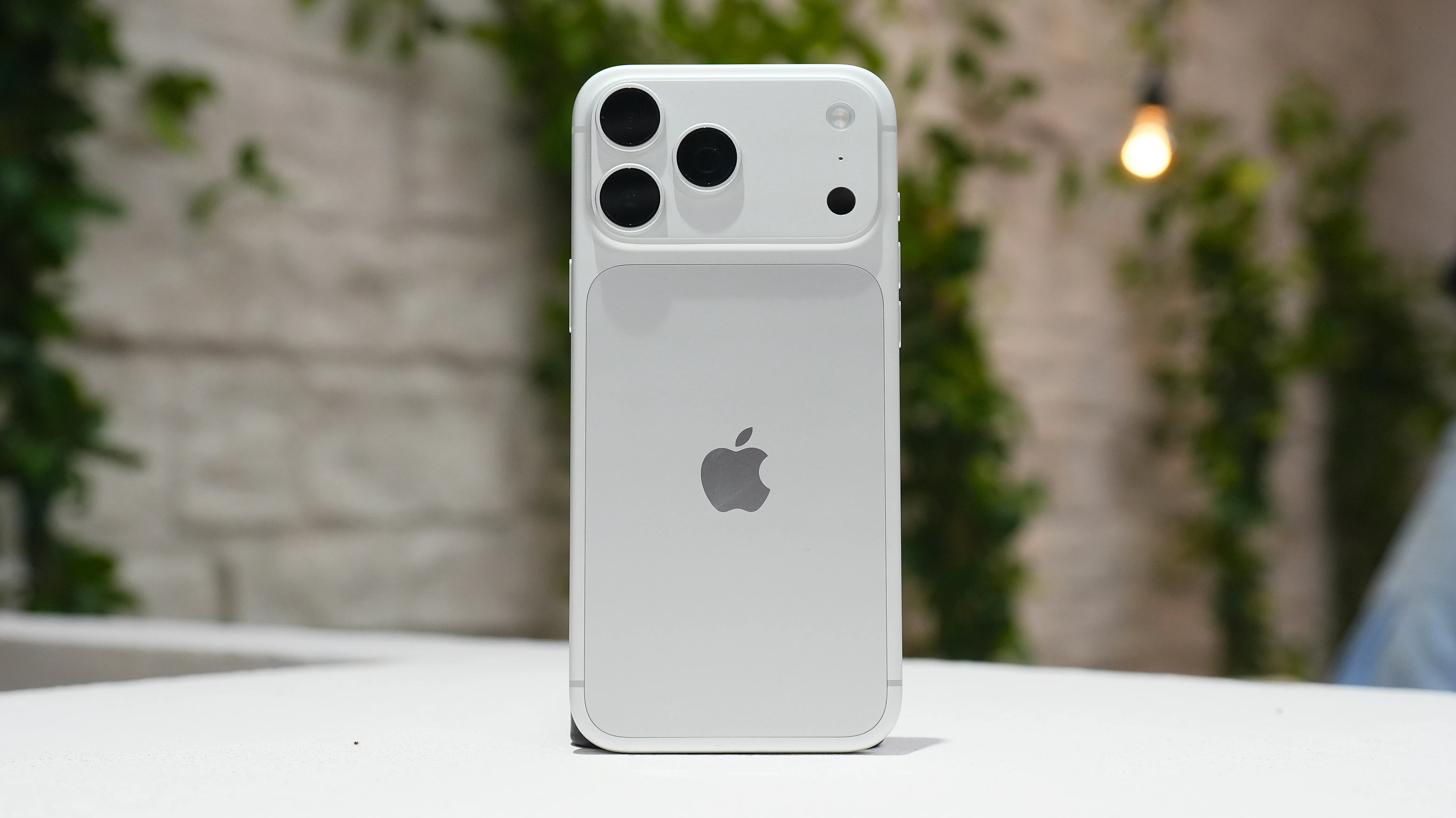 iPhone 18 Pro Max can’t call or text on AT&T? Apple will replace it for free
