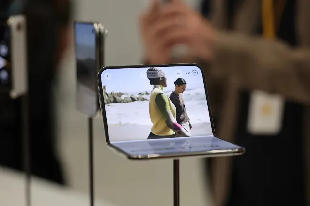 Apple’s $1,999 iPhone Duo Sells Out in Minutes as Delivery Dates Slip to Jan. 25