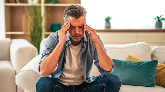Neurologist Links 44-Study Doomscrolling Review to 'Helicopter Brain,' Offers 5 Ways to Calm It