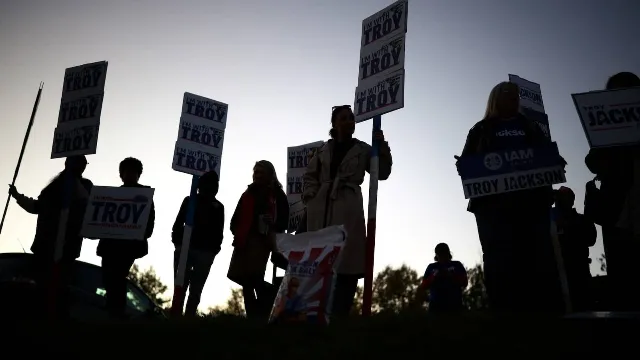 Trump Approval Falls to Record 33% as Democrats Gain Midterm Edge