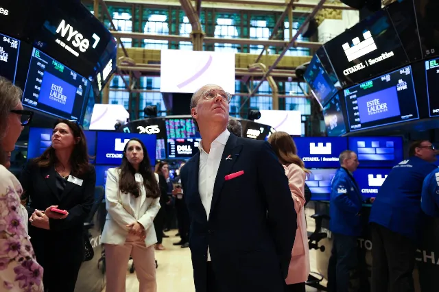 S&P 500 Hits 7,840 Record High as AI Bets Outrun 10-Year Consumer Gloom