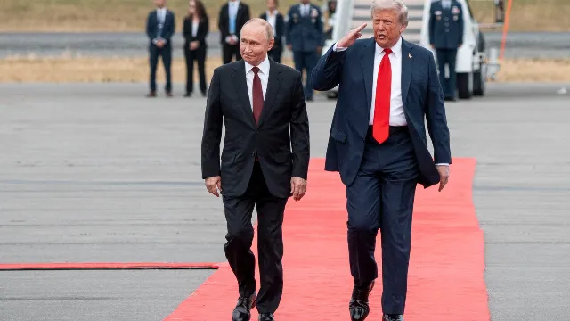 Trump Waives 100% Russia Oil Sanctions as Europe Alarms Over Ukraine Rift