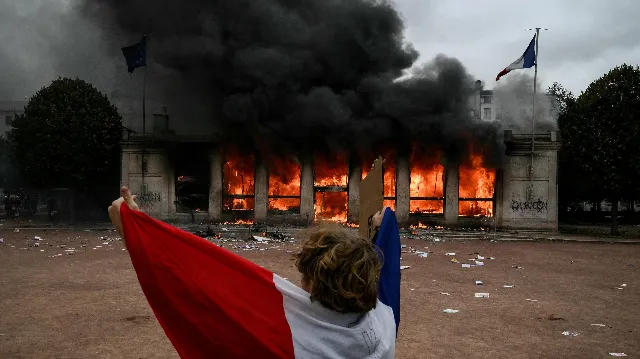 Lecornu Holds Crisis Meeting After 1,500 French Shops Were Looted