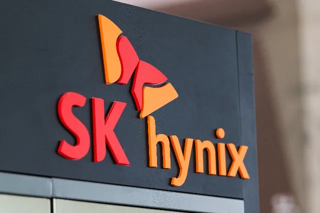 SK Hynix Plunges Over 10% as Fed Hike, AI Funding Fears Hit Asian Tech