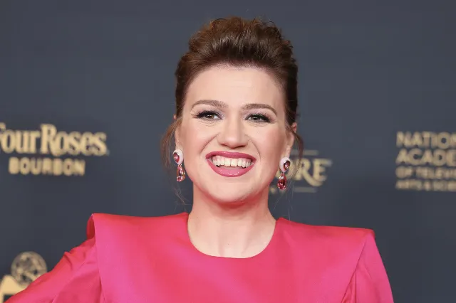 Kelly Clarkson Calls Brooklyn Shop Liars Over $15,000 Bird as Backlash Hits 8 Million